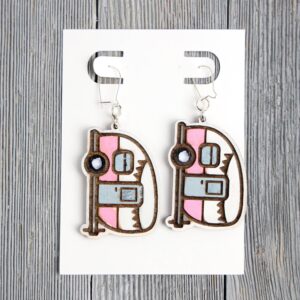 Vintage Camper Pink Wood Earrings. These earrings are made with 1/8″ thickness basswood. These earrings are lightweight and hand painted.